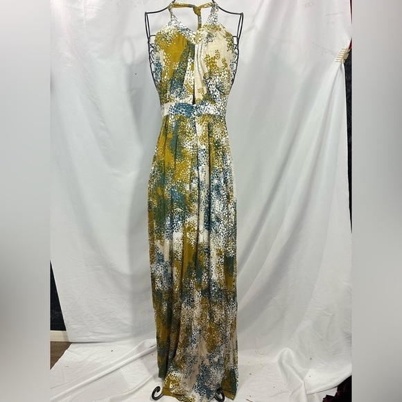 Chic Floral Maxi Dress in Green and Cream - Picture 2 of 9